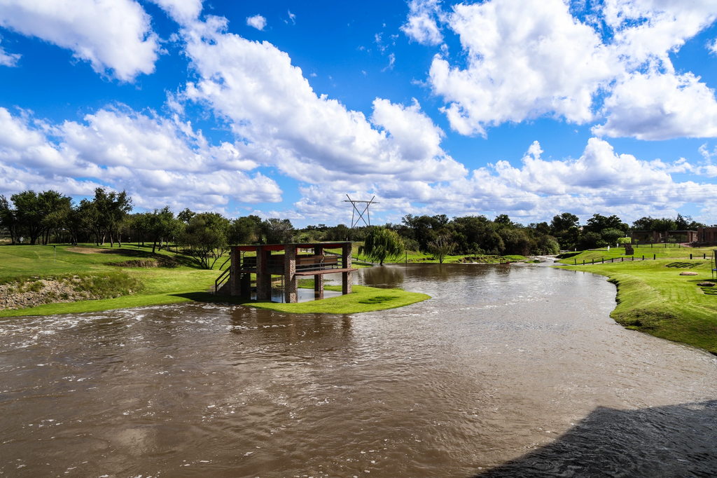 The Doring River running past the mown lawns and river shelter at Goldfields Game Ranch.